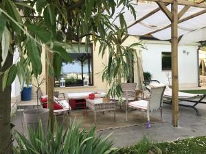 een patio met stoelen, een tafel en een tent bij Villa La Mattina in Piazza Armerina