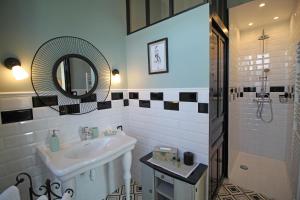 Châlus的住宿－Au fil du temps，白色的浴室设有水槽和镜子