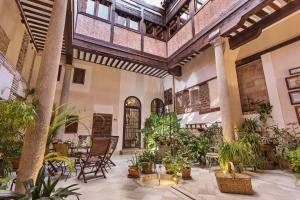 un patio interior con muchas plantas en Casa Palacio Rincón de la Catedral, en Toledo