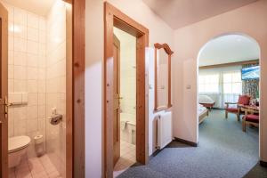 Koupelna v ubytování Hotel Garni Hanslerhof " Urlaub am Bauernhof " + 28 fotografií