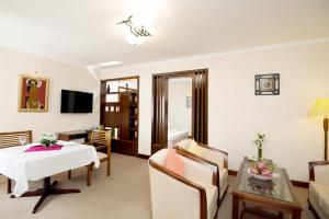 TV a/nebo společenská místnost v ubytování Palace Hotel Vung Tau