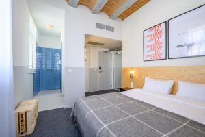 Hotel La Grande Cloche tesisinde bir odada yatak veya yataklar