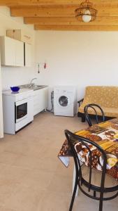 Kuchyň nebo kuchyňský kout v ubytování Bilocale vista spiaggia 10 metri dal mare