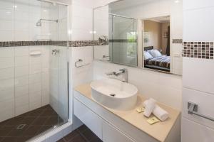 un bagno con lavandino, doccia e specchio di Bayshore Beachside Resort a Dunsborough Altre 127 foto