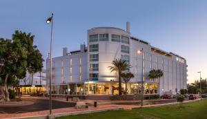 
a large building with a large clock on the front of it at Hotel New Folías in San Agustin
