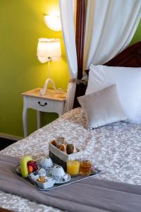 una bandeja de comida en la parte superior de una cama en Hotel Henri IV, en Sully-sur-Loire
