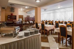 a dining room with tables and chairs in a restaurant at Hotel Carlstadt in Karlovac