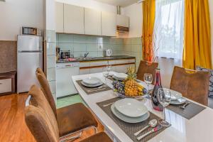 Kuchnia lub aneks kuchenny w obiekcie All Seasons Apartment