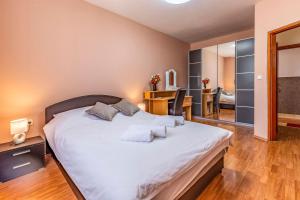Łóżko lub łóżka w pokoju w obiekcie All Seasons Apartment
