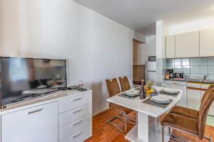 Kuchnia lub aneks kuchenny w obiekcie All Seasons Apartment