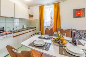 Kuchnia lub aneks kuchenny w obiekcie All Seasons Apartment