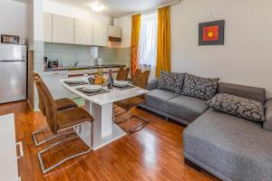 Kuchnia lub aneks kuchenny w obiekcie All Seasons Apartment