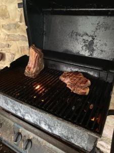 dos piezas de carne cocinando en una parrilla en San Martino Vald'Afra en Sansepolcro