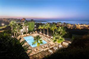 una vista aérea de un complejo con piscina y palmeras en Sea View Hotel & Apartments en Kato Daratso