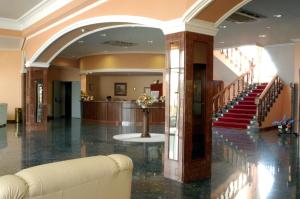 eine Lobby mit Sofa und Treppe in einem Gebäude in der Unterkunft Emperatriz III in Santa Marta de Tormes