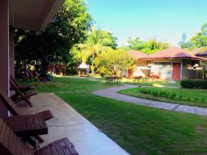 une cour avec bancs et passerelle dans l'établissement Villa De Bua Resort Nan, à Nan