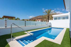 Swimmingpoolen hos eller tæt på Luxurious 5* VILLA - 300M2 - private HEATED pool - garage - WiFi
