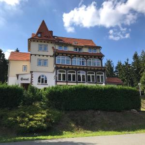 a large white house with a red roof at Hotel Spießberghaus in Friedrichroda
