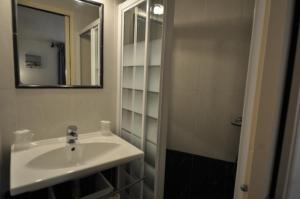 Ett badrum på Le Concept Hotel