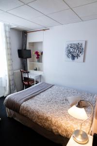 Postel nebo postele na pokoji v ubytování Hotel Henri IV
