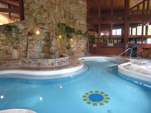 
a large swimming pool with a large blue tub at Fairmont Villas Mountainside in Fairmont Hot Springs

