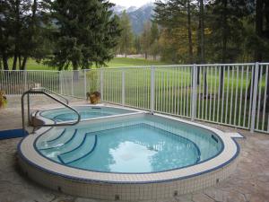 
a pool with a tub and a pool table at Fairmont Villas Mountainside in Fairmont Hot Springs
