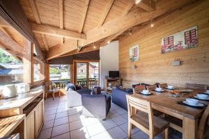 uma sala de jantar com uma mesa e um sofá em Aiglon Morzine em Morzine