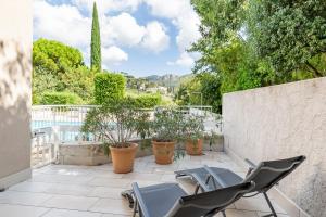 un patio con sillas y plantas en un balcón en Le Club par Dodo-a-Cassis, en Cassis