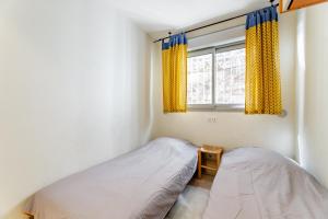 1 dormitorio con 1 cama y una ventana con cortinas amarillas en Le Club par Dodo-a-Cassis, en Cassis 15 fotos más