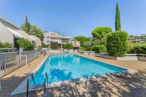 una piscina en el patio trasero de una casa en Le Club par Dodo-a-Cassis, en Cassis