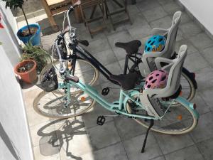 マラガにあるMalaga Beach House, 2 city bikes, 2 children's bikes, WiFi, BIG terrace, BBQ, Family, Childfriendlyの2台の自転車が隣接して駐輪しています。