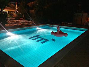 uma piscina à noite com uma bóia vermelha em Hotel Marzia con Piscina em Riccione
