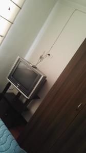 a television sitting on a shelf in a room at Habitaciones Altos de Cooservicios in Tunja