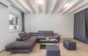 uma sala de estar com um sofá e uma mesa em Villas Marisol em Premantura