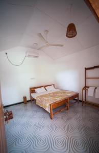阿魯岡灣的住宿－Beach Lagoon Parans，客房设有两张床和吊扇。
