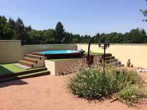 ein Hinterhof mit Swimmingpool und Treppe sowie ein Gebäude in der Unterkunft The Tower in Les Dognons