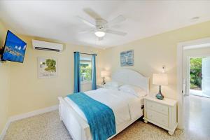 Postel nebo postele na pokoji v ubytování Siesta Key Palms Resort