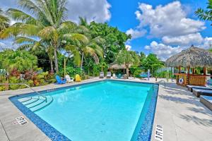 Bazén v ubytování Siesta Key Palms Resort nebo v jeho okolí