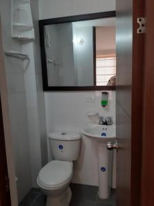 Un baño de Habitaciones Altos de Cooservicios