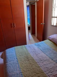 1 dormitorio con 1 cama y vestidor en Habitaciones Altos de Cooservicios en Tunja