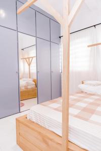 a bedroom with a wooden bed with a glass wall at Appartement F4 Climatisé RDC à Totsi près de la maison ADEBAYOR in Lomé