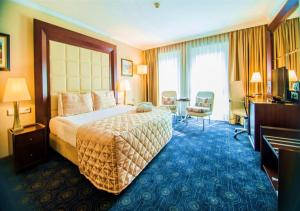 um quarto de hotel com uma cama e uma grande janela em CK Farabi Hotel em Ancara