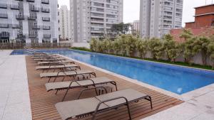 Bazén v ubytování Estudio Alto da Boa Vista nebo v jeho okolí