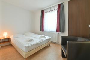 Rúm í herbergi á SKYBASIC Merseburg