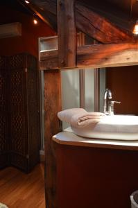 Le Noyer的住宿－LA PROVIDENCE，浴室设有水槽,上面有毛巾