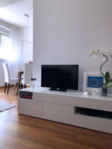 TV i/ili multimedijalni sistem u objektu Apartment Marija