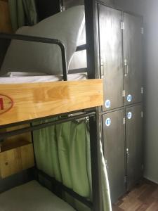 Palanda nebo palandy na pokoji v ubytování Hoa Luan Hostel