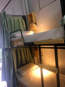 Postel nebo postele na pokoji v ubytování Hoa Luan Hostel