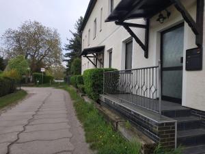 ein Haus mit einem Balkon an der Straßenseite in der Unterkunft FW Budüren mit öffentlichem Wasserzugang (132 qm) in Ketzin