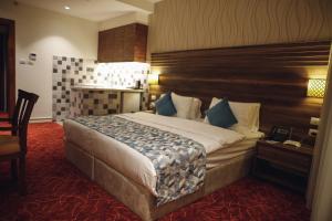 um quarto com uma cama grande num quarto de hotel em Yaldiz Palace Hotel em Nablus